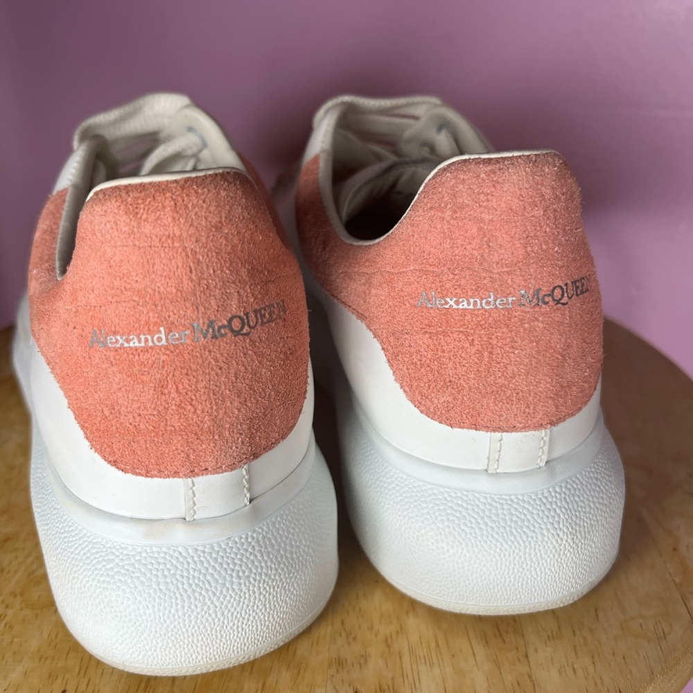 Worn a couple of times Will be thoroughly cleaned before being shipped out!